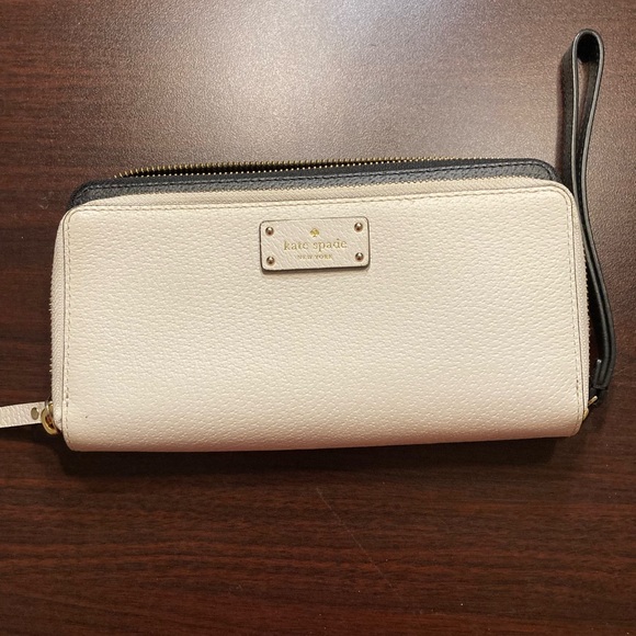 Kate Spade wristlet - Picture 1 of 4